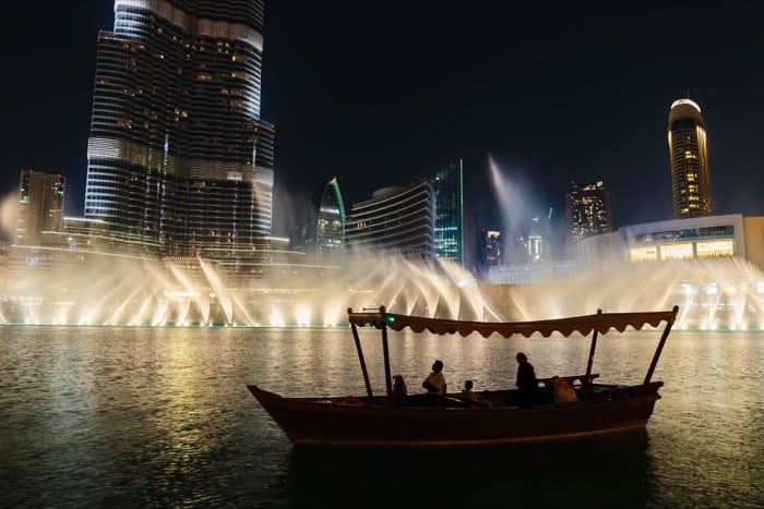 Gita in barca nel lago del Burj Khalifa