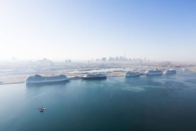 Il porto di Dubai con 5 navi da crociera