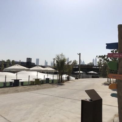 I tappeti elastici e lo skyline sullo sfondo
