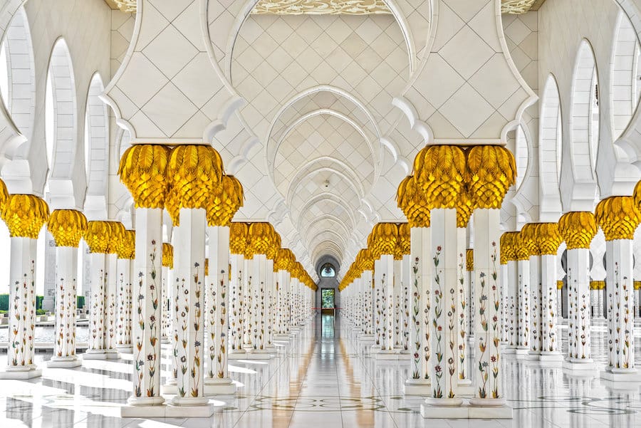 Gli interni della Grande Moschea di Abu Dhabi