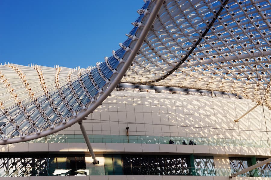 L'iconica griglia del W Hotel, spettacolare quando la notte si illumina, Yas Marina, Abu Dhabi