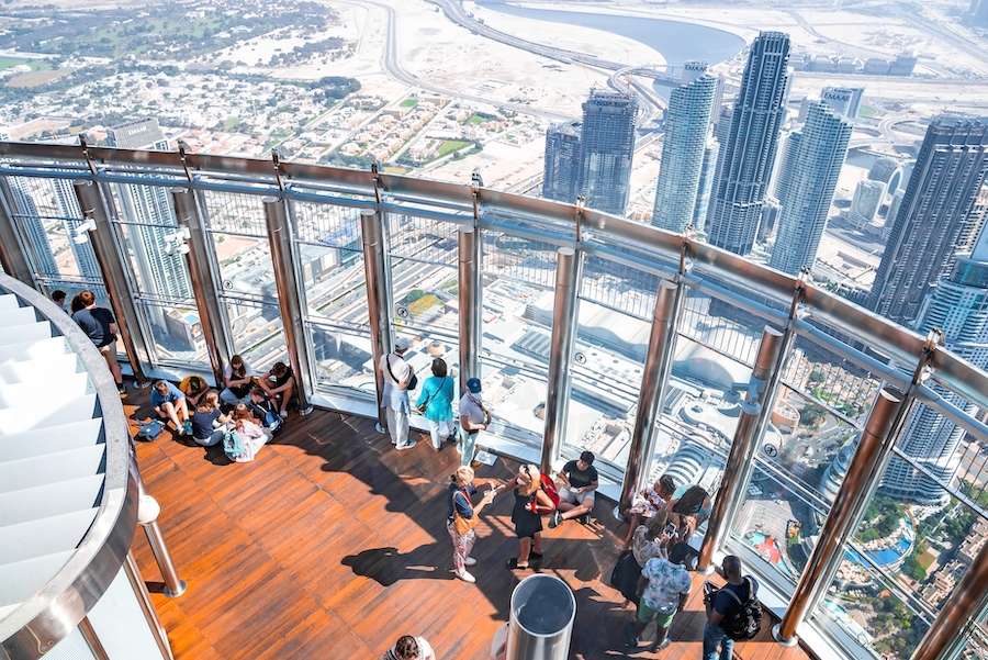 L'interno del Burj Khalifa e la vista dall'osservatorio al 124° piano.