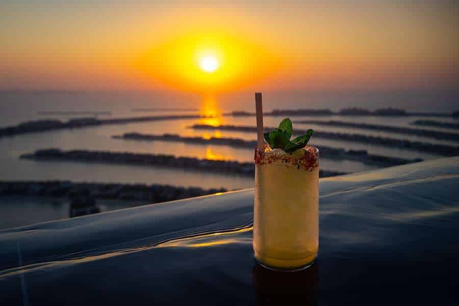 La splendida vista dell'Aura SKY Pool di Dubai