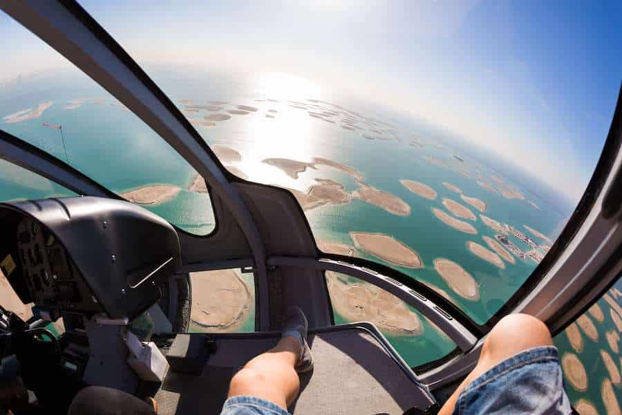 Il tour in elicottero di Dubai è pura emozione: nella foto mentre passa sulle isole The World