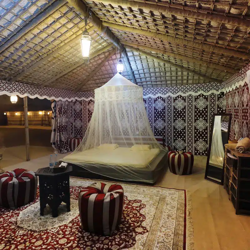 Questo safari nel deserto oltre alle esperienze classiche offre anche il pernottamento presso un accampamento beduino