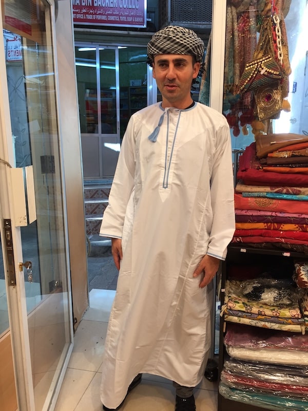 Impossibile a Dubai non farsi una foto con la Kandura, il vestito tradizionale arabo per gli uomini